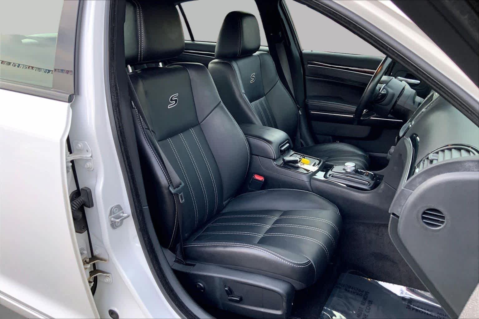 Used 2018 Bright White Clearcoat Chrysler 300S image 8