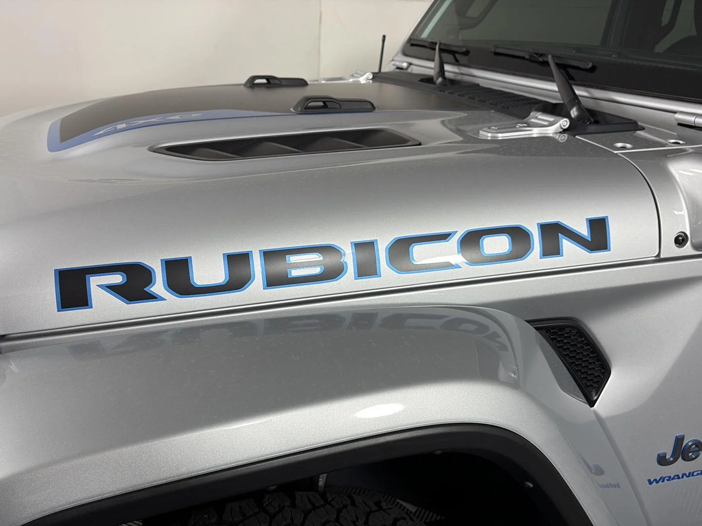 Used 2023 Silver Zynith Clearcoat Jeep Rubicon image 13