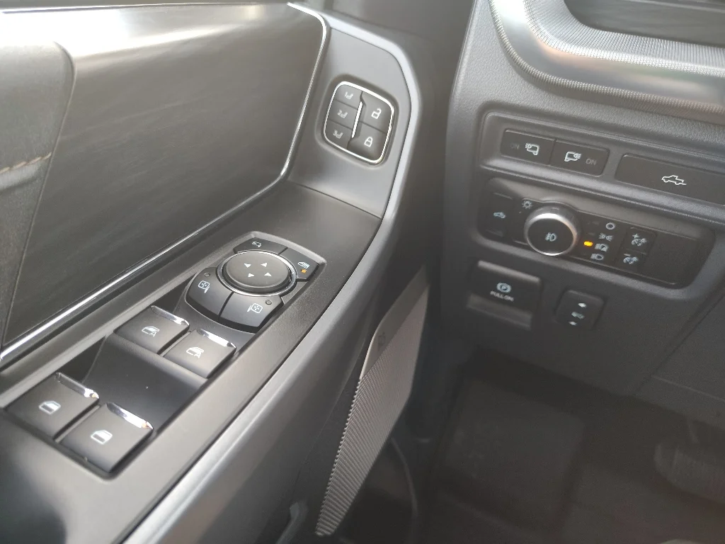 Used 2024 Iconic Silver Metallic Ford LARIAT image 17