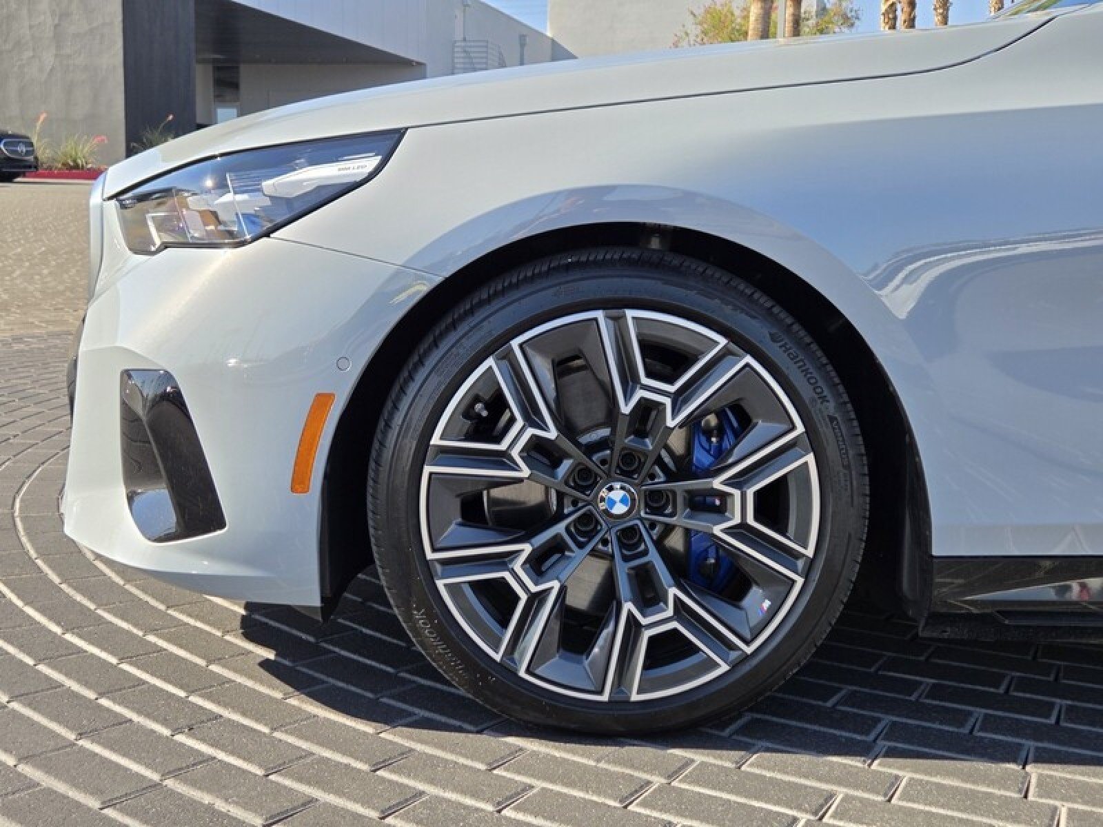 2025 BMW i5 M60 - Photo 12
