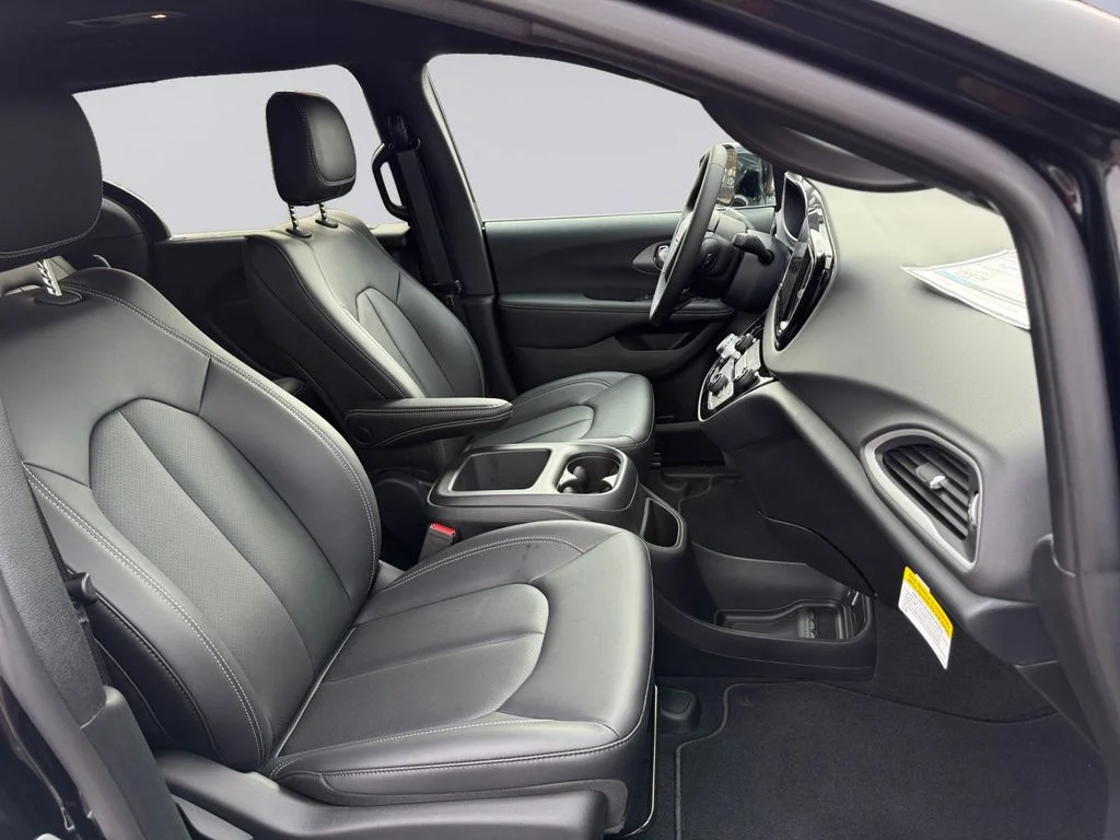 2025 Chrysler Voyager LX - Photo 18