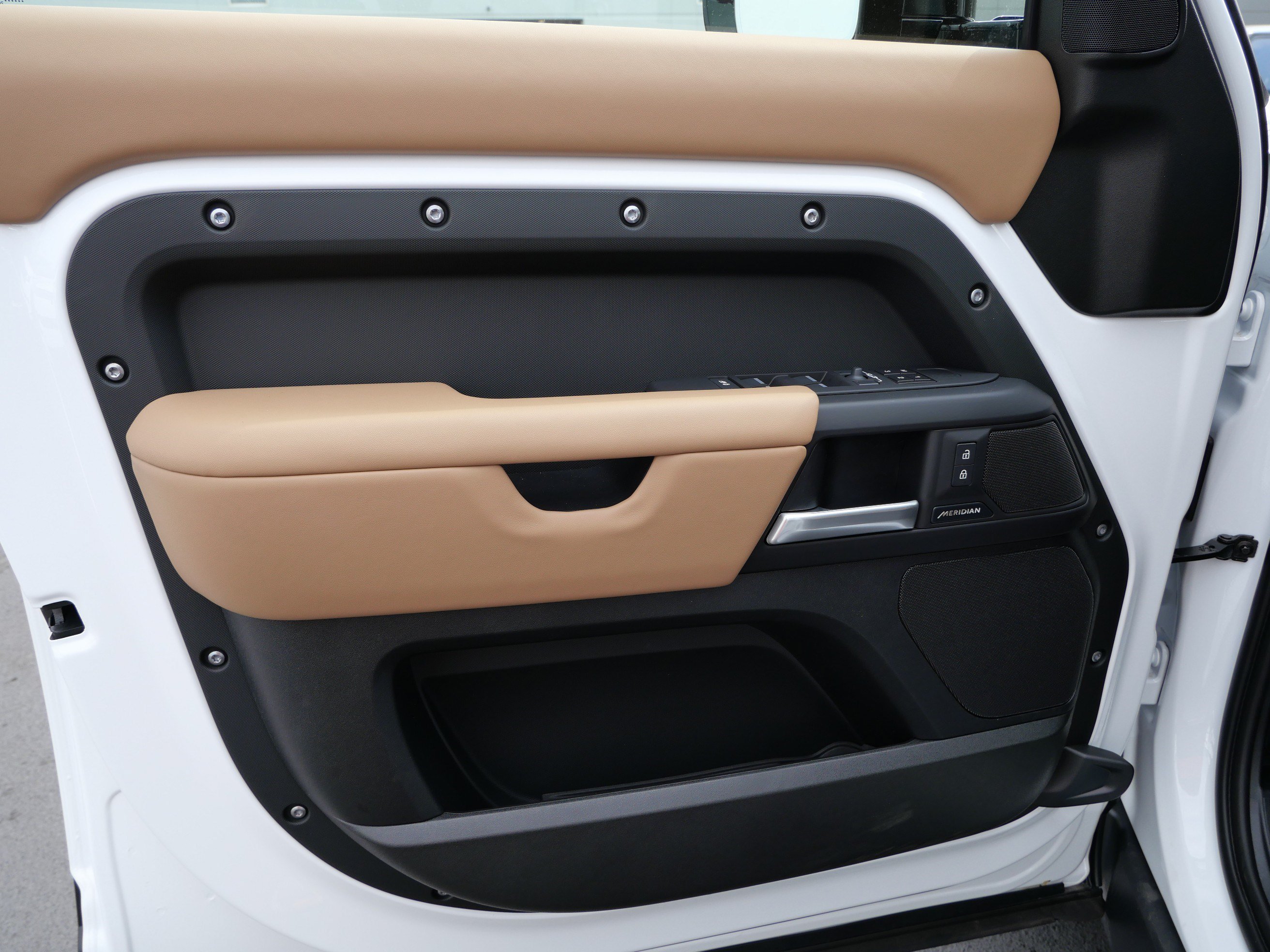 New 2026 Fuji White Land Rover S image 4
