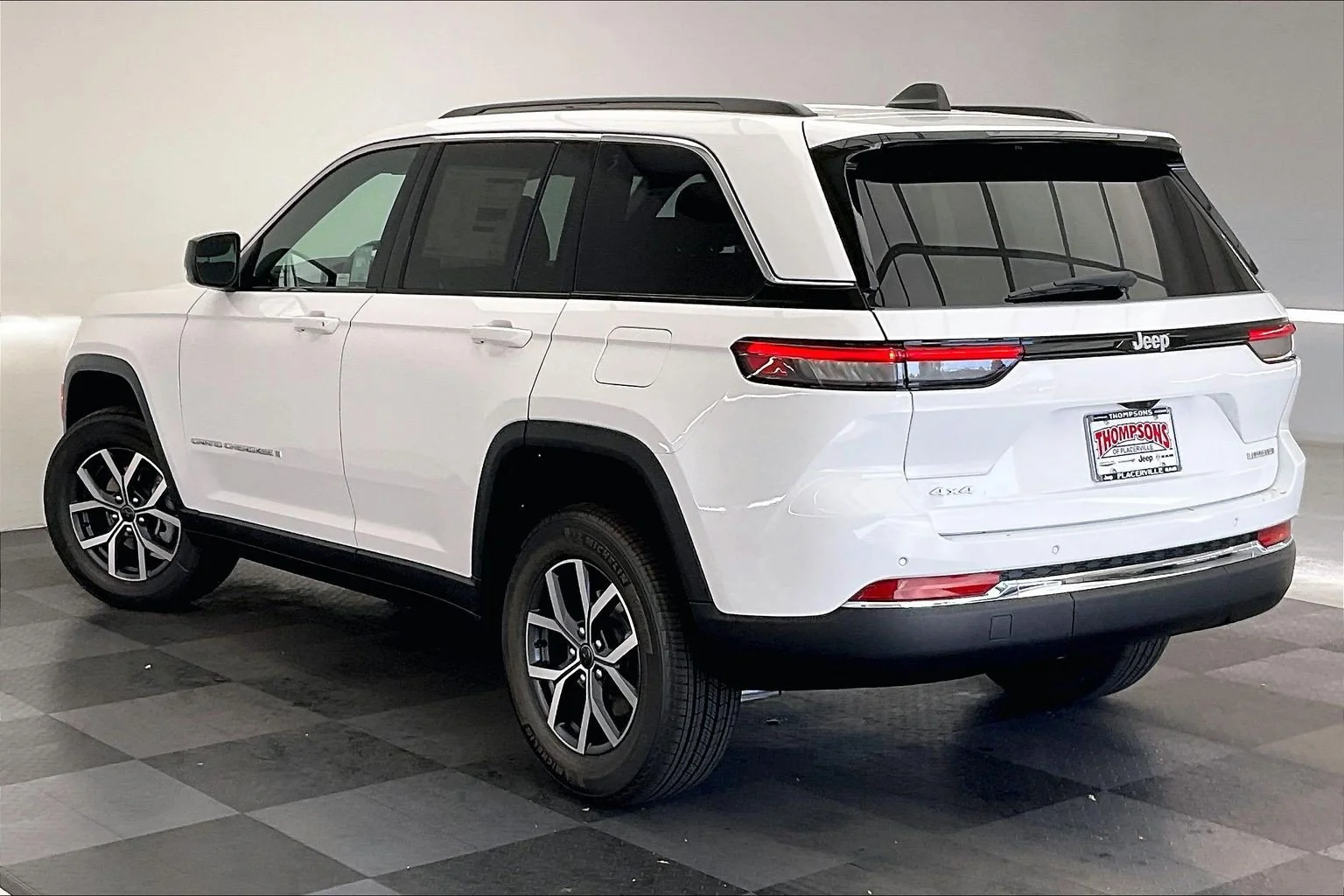 New 2027 PW7 Bright White Clear Coat Jeep Laredo X image 2