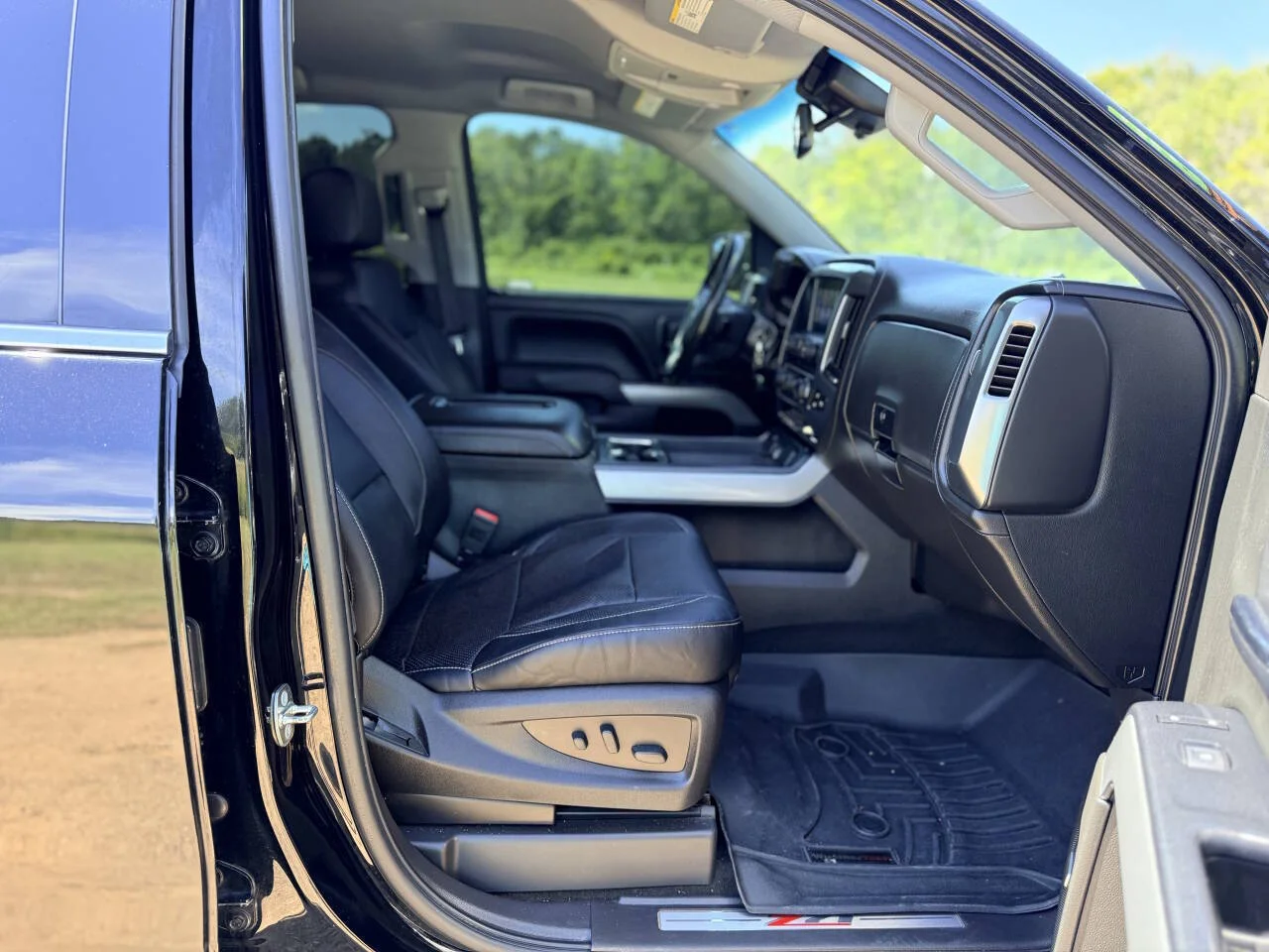 Used 2018 Black Chevrolet LTZ Z71 4x4 4dr Crew Cab 5.8 ft. SB image 30