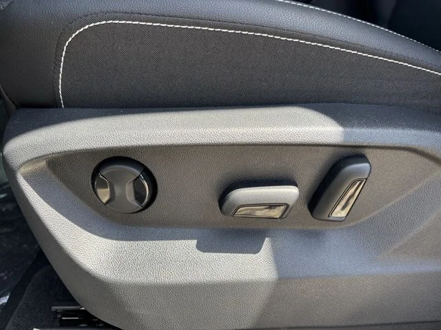 New 2026 Silver Volkswagen 2.0T SE w/Technology image 21