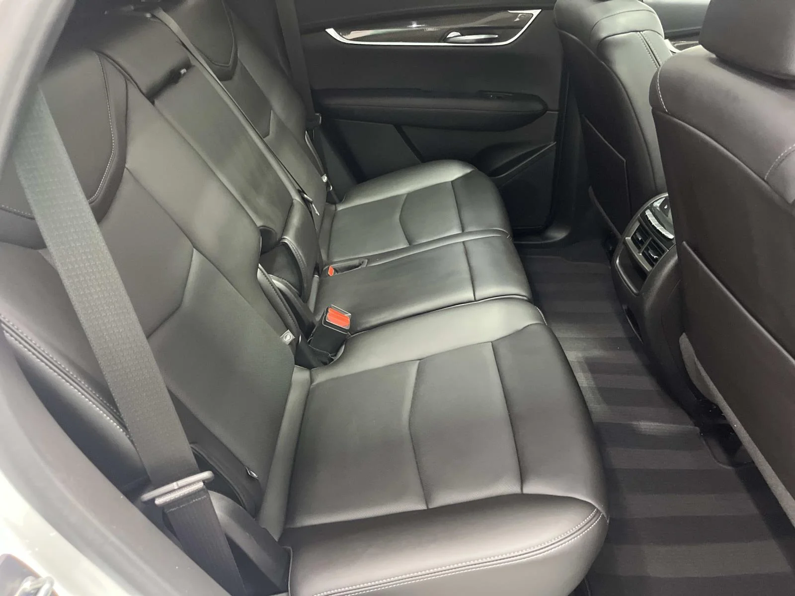 Used 2022 CRYSTAL WHITE TRICOAT Cadillac AWD Sport image 28