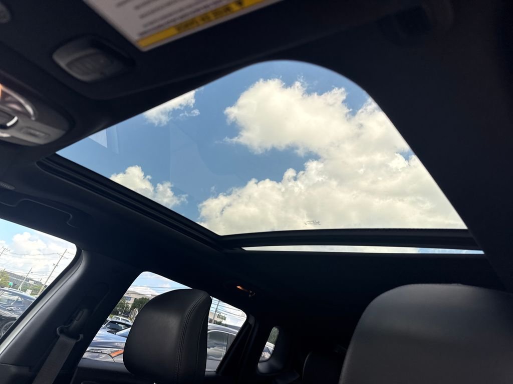 Used 2023 White Jeep Latitude image 23