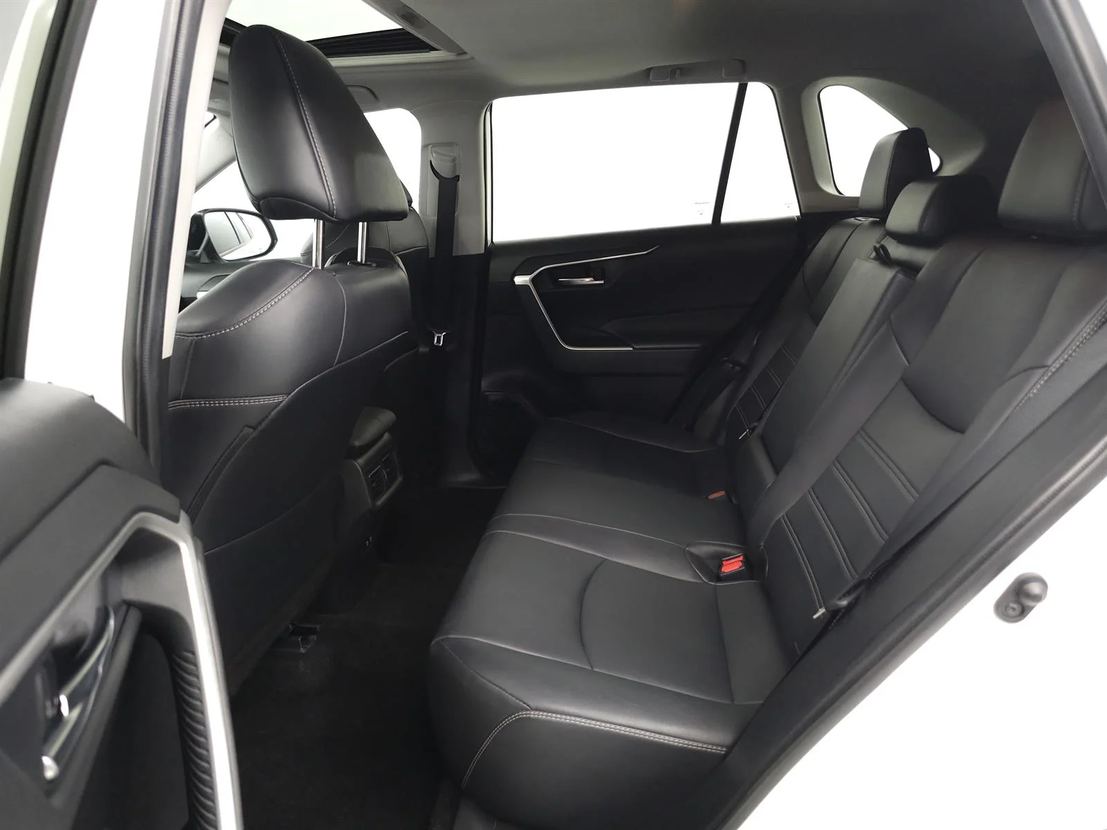 Used 2020 White Toyota XLE Premium image 5
