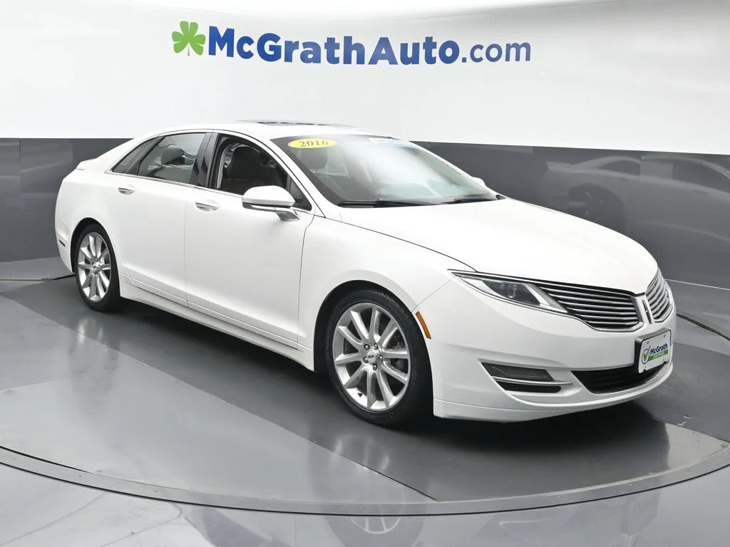 Used 2016 White Lincoln Base image 2