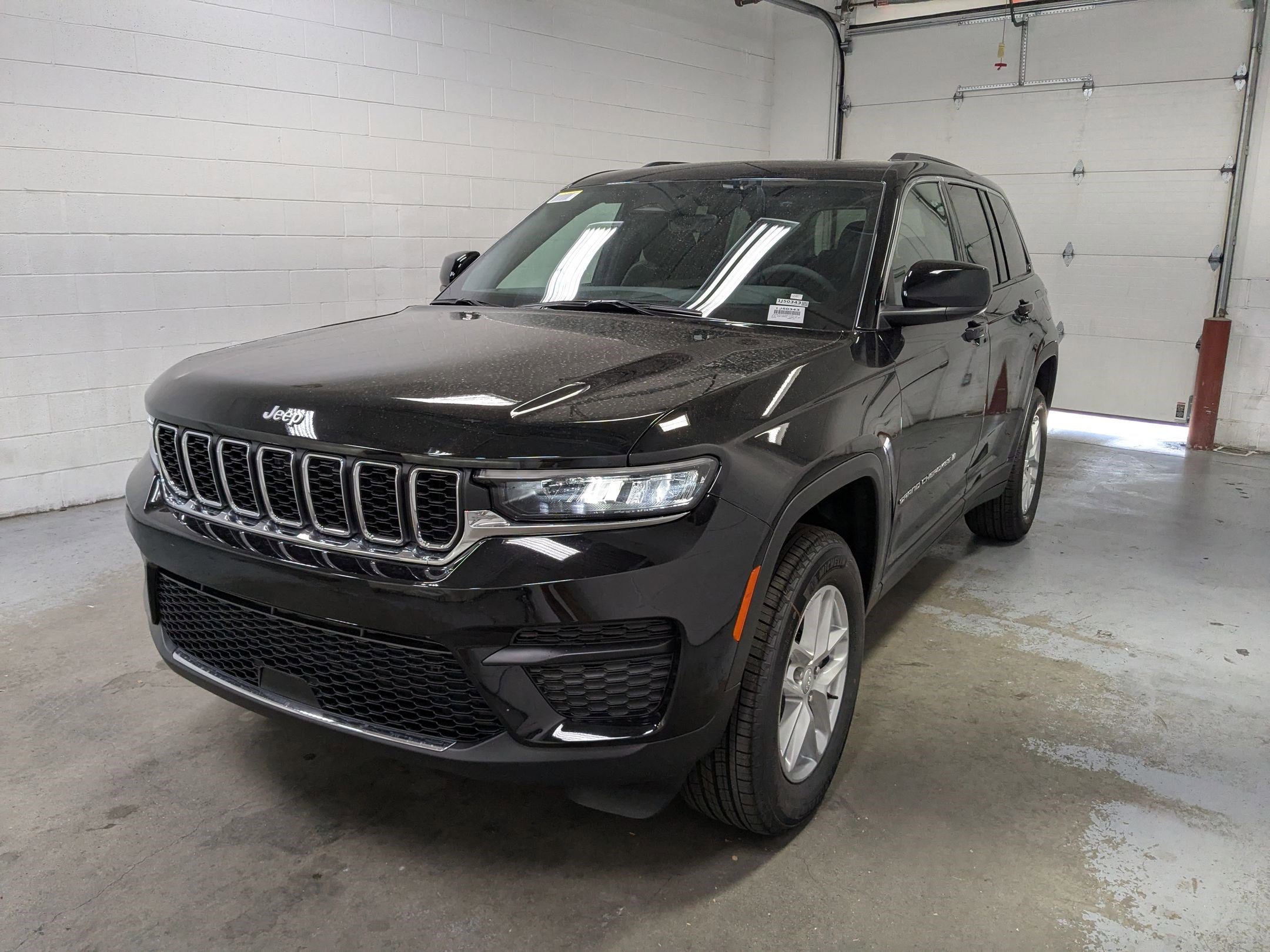 New 2025 Diamond Black Crystal Pearl-Coat Exterior Paint Jeep Laredo X image 9