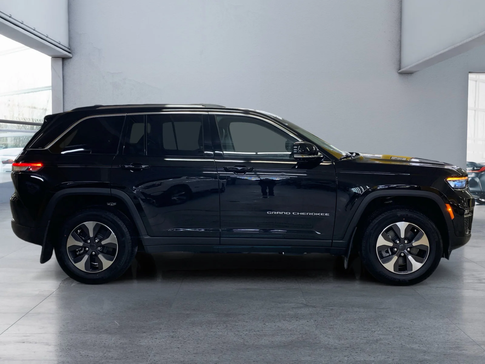 New 2023 Diamond Black Crystal Pearl Jeep  image 6