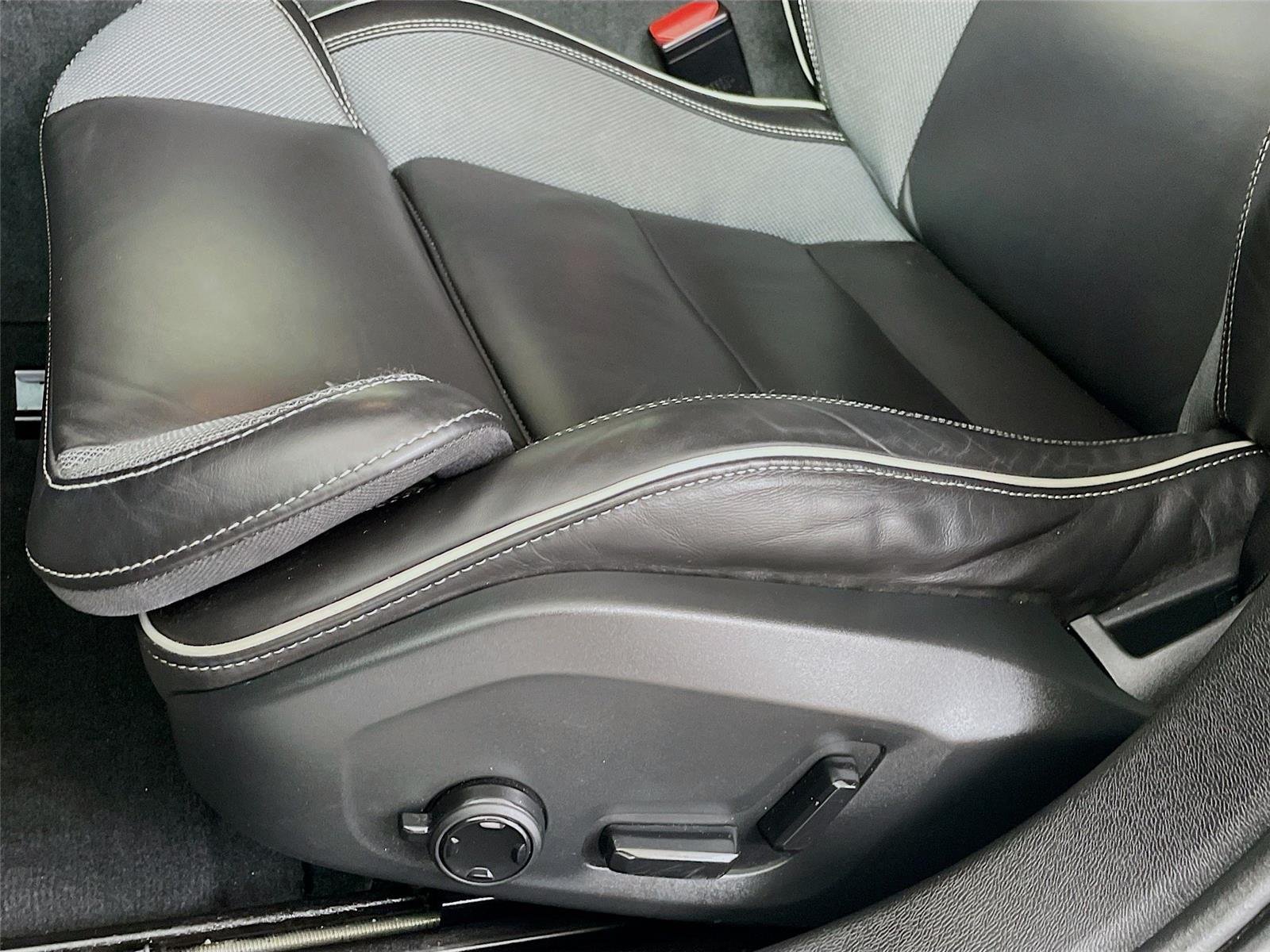 Used 2019 Pebble Grey Metallic Volvo R-Design image 23