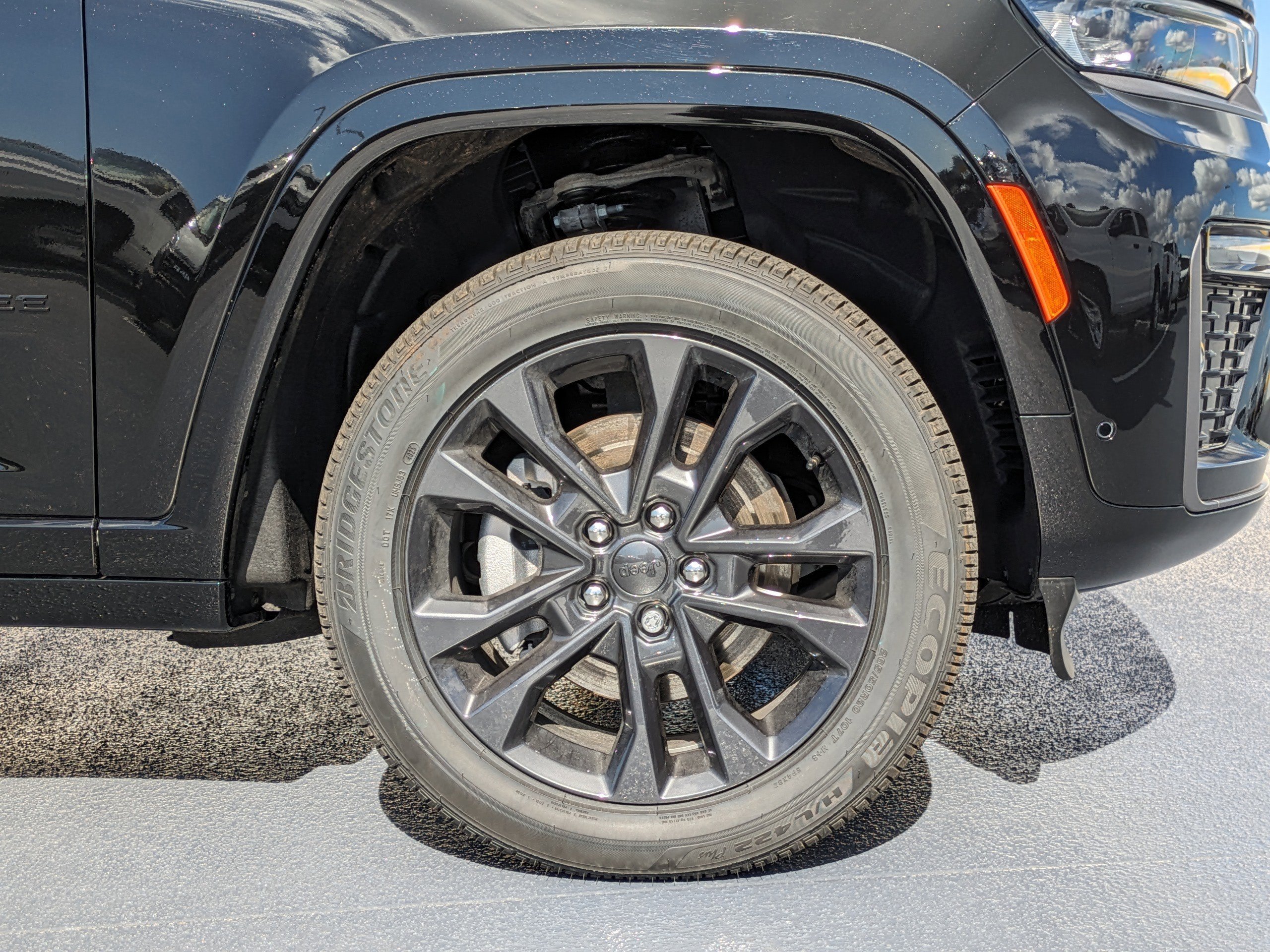New 2026 Diamond Black Crystal Pearl-Coat Exterior Paint Jeep Limited image 10