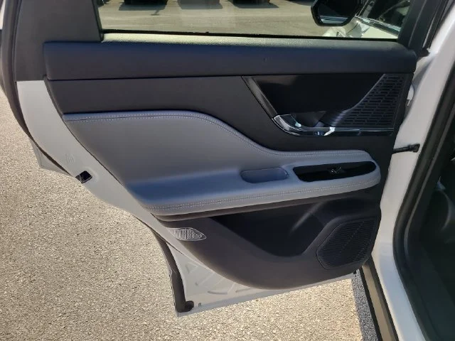 Used 2022 White Lincoln Standard image 12