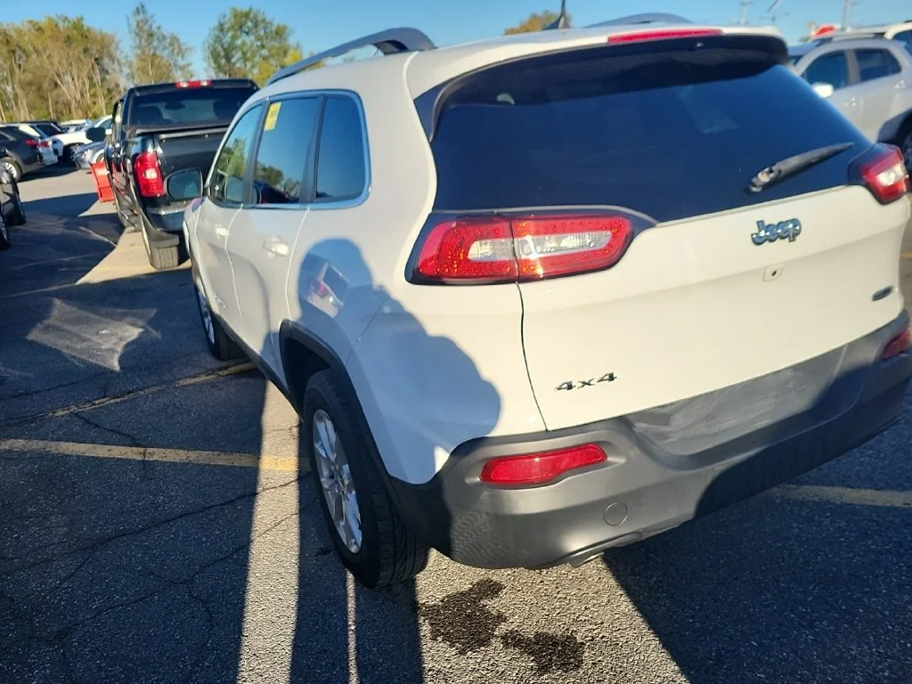 Certified Used 2017 White Jeep Latitude image 9