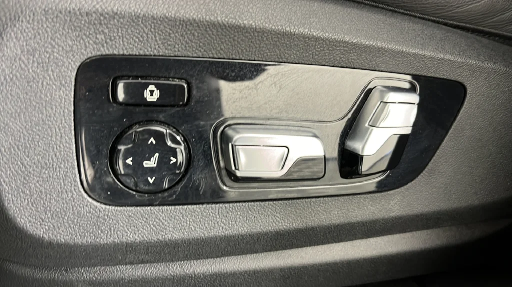 Used 2021 White BMW xDrive40i image 37