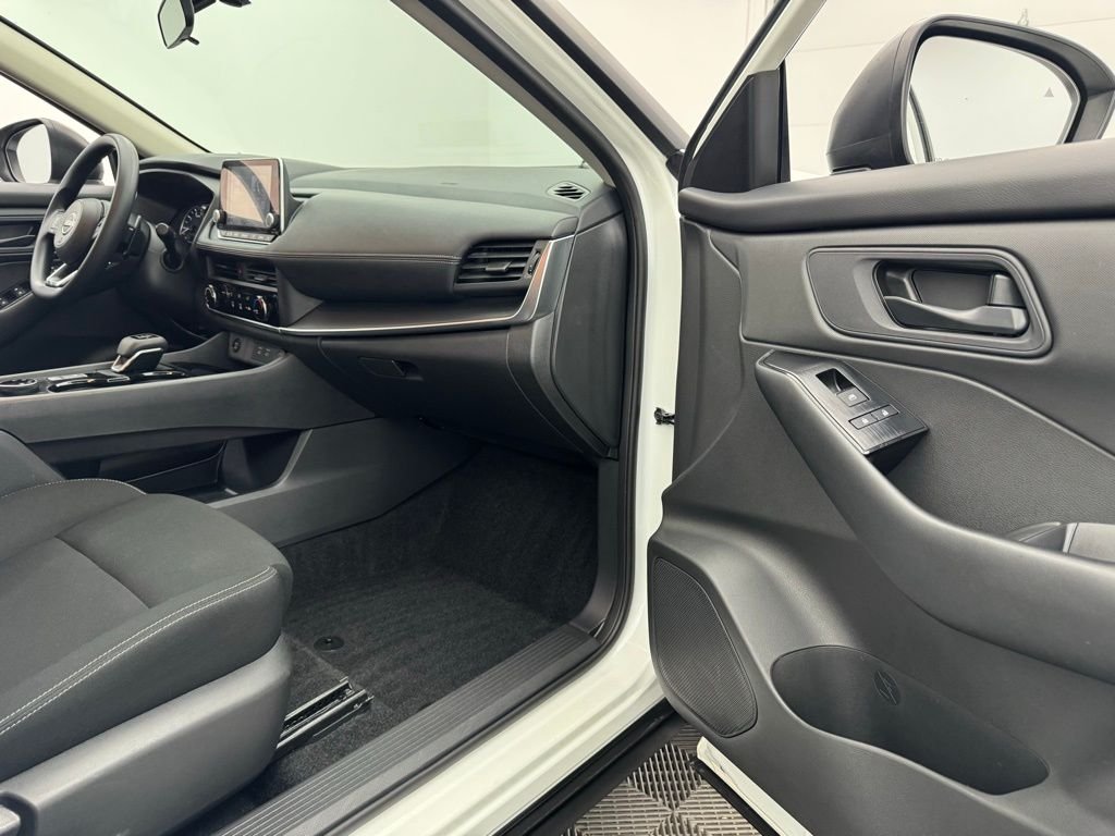 Used 2024 Glacier White Nissan S image 28