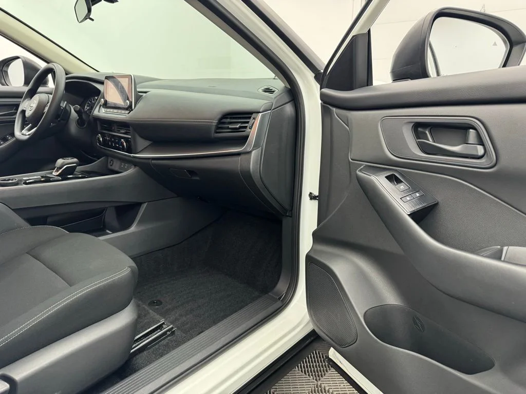 Used 2024 Glacier White Nissan S image 28