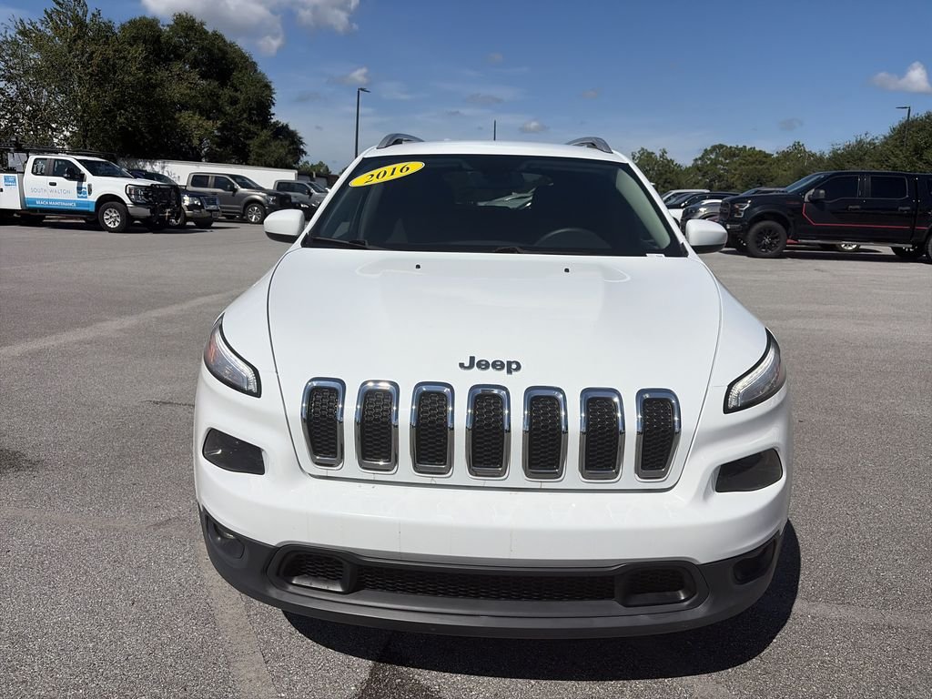 Used 2016 Bright White Clearcoat Jeep Latitude image 10