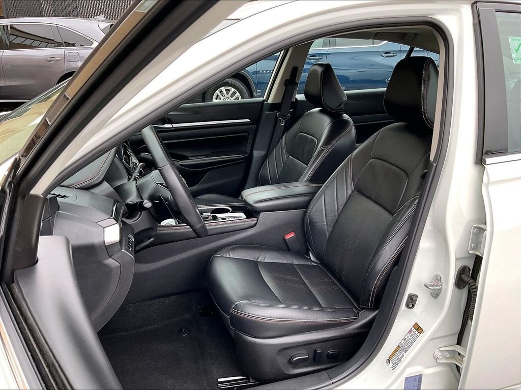 Used 2024 White Nissan 2.5 SR image 10