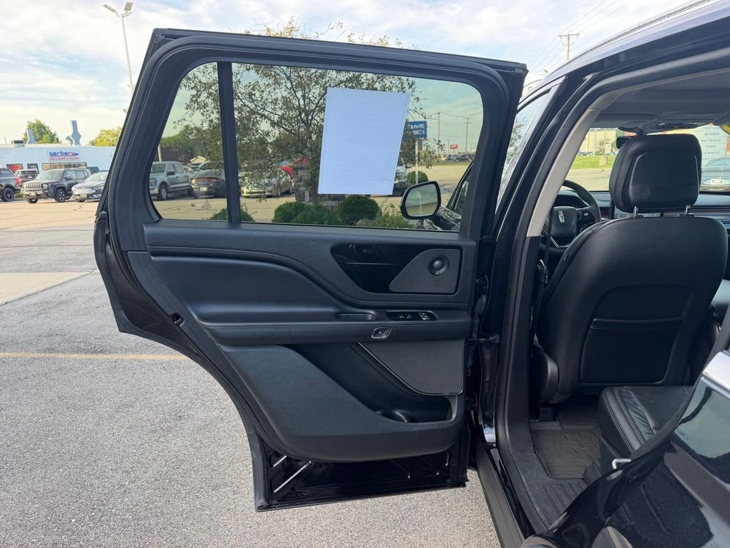 Used 2020 Black Metallic Lincoln Reserve image 17