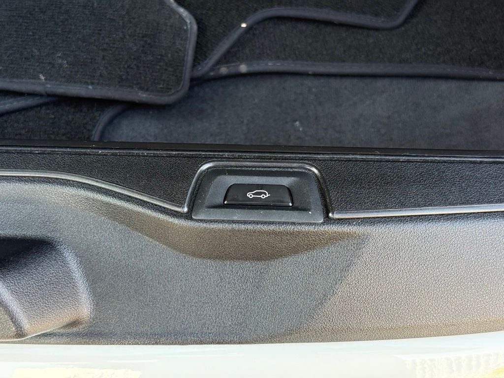 Used 2020 White BMW xDrive40i image 32