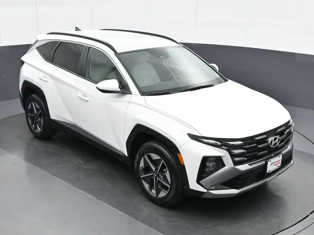 Used 2025 White Hyundai SEL image 27