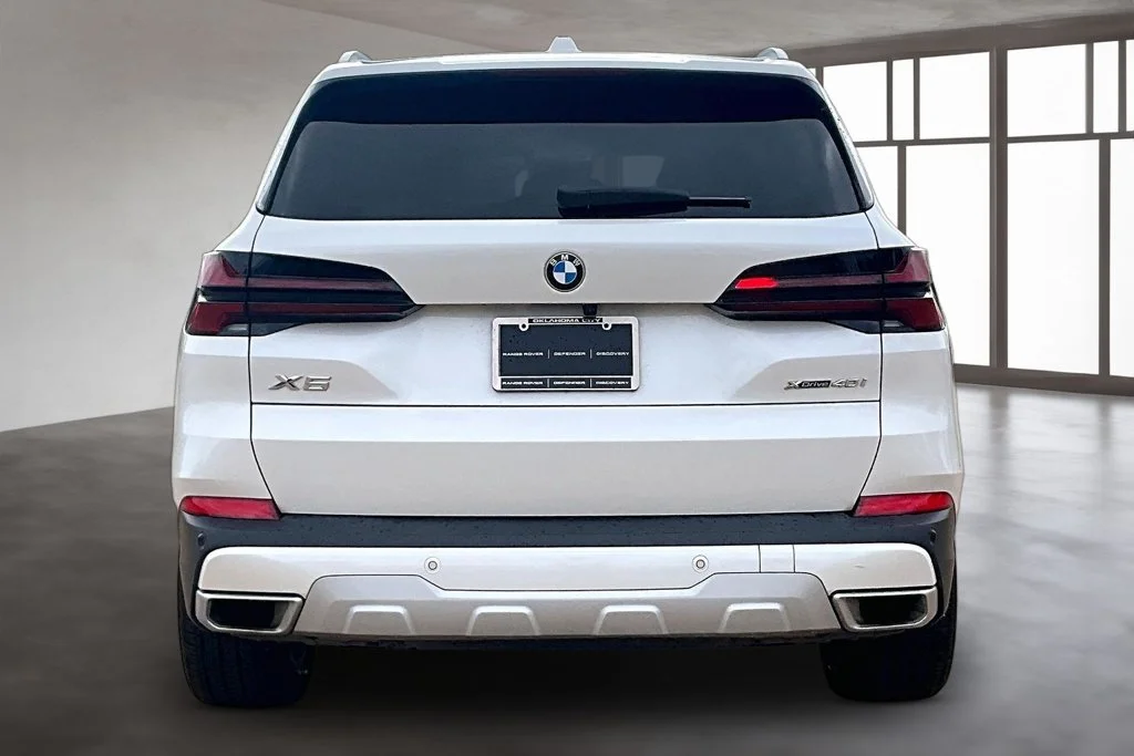 Used 2024 White BMW xDrive40i image 4