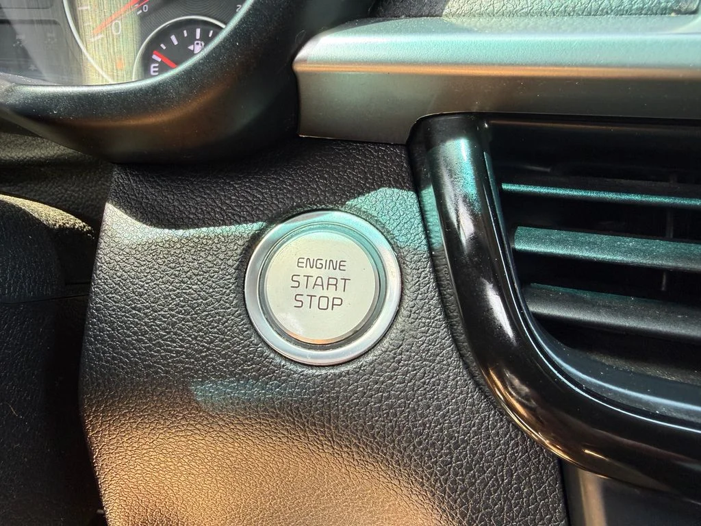 Used 2020 Silver Kia SE image 26