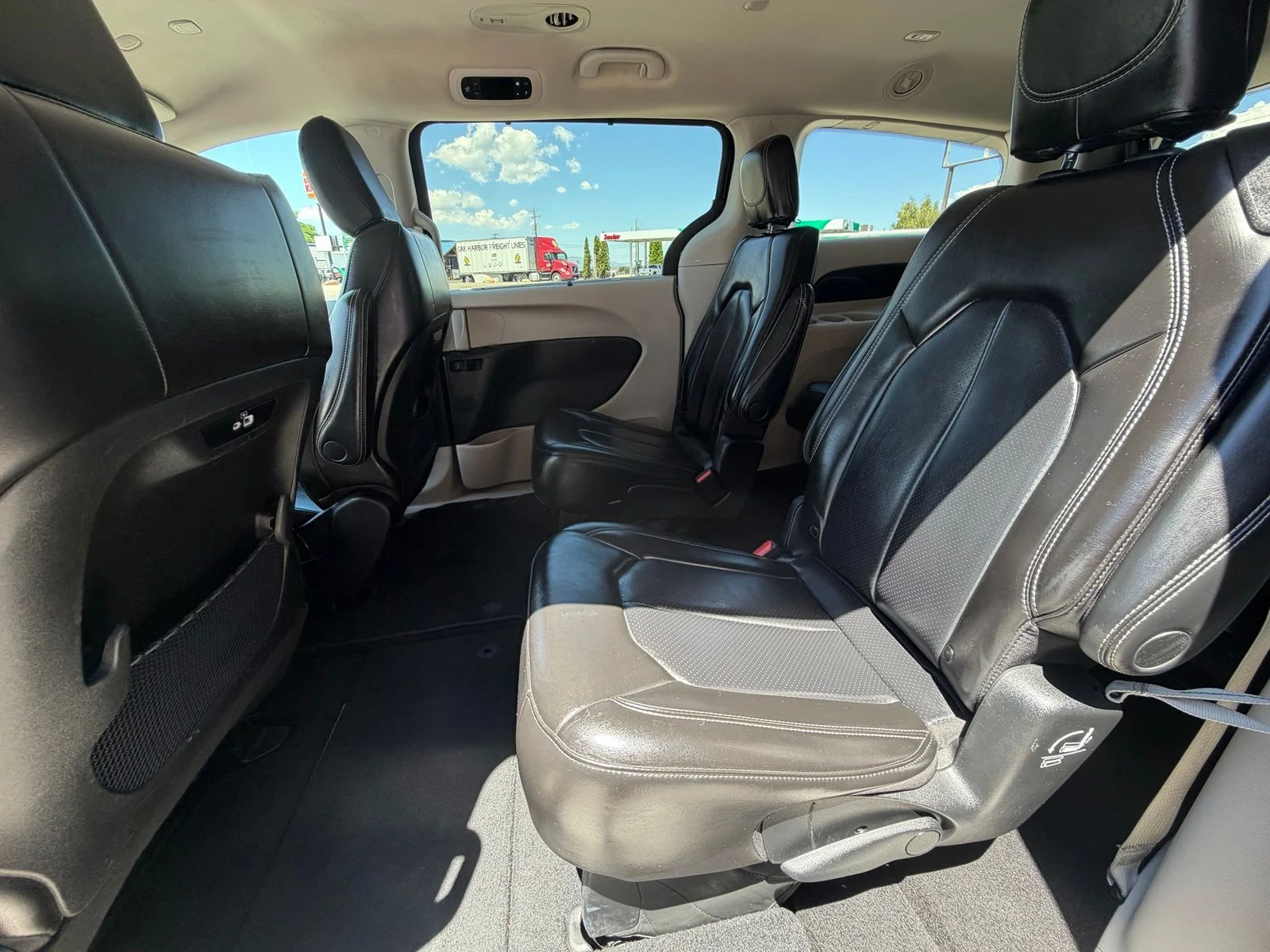 Used 2023 Black Chrysler Touring L image 25