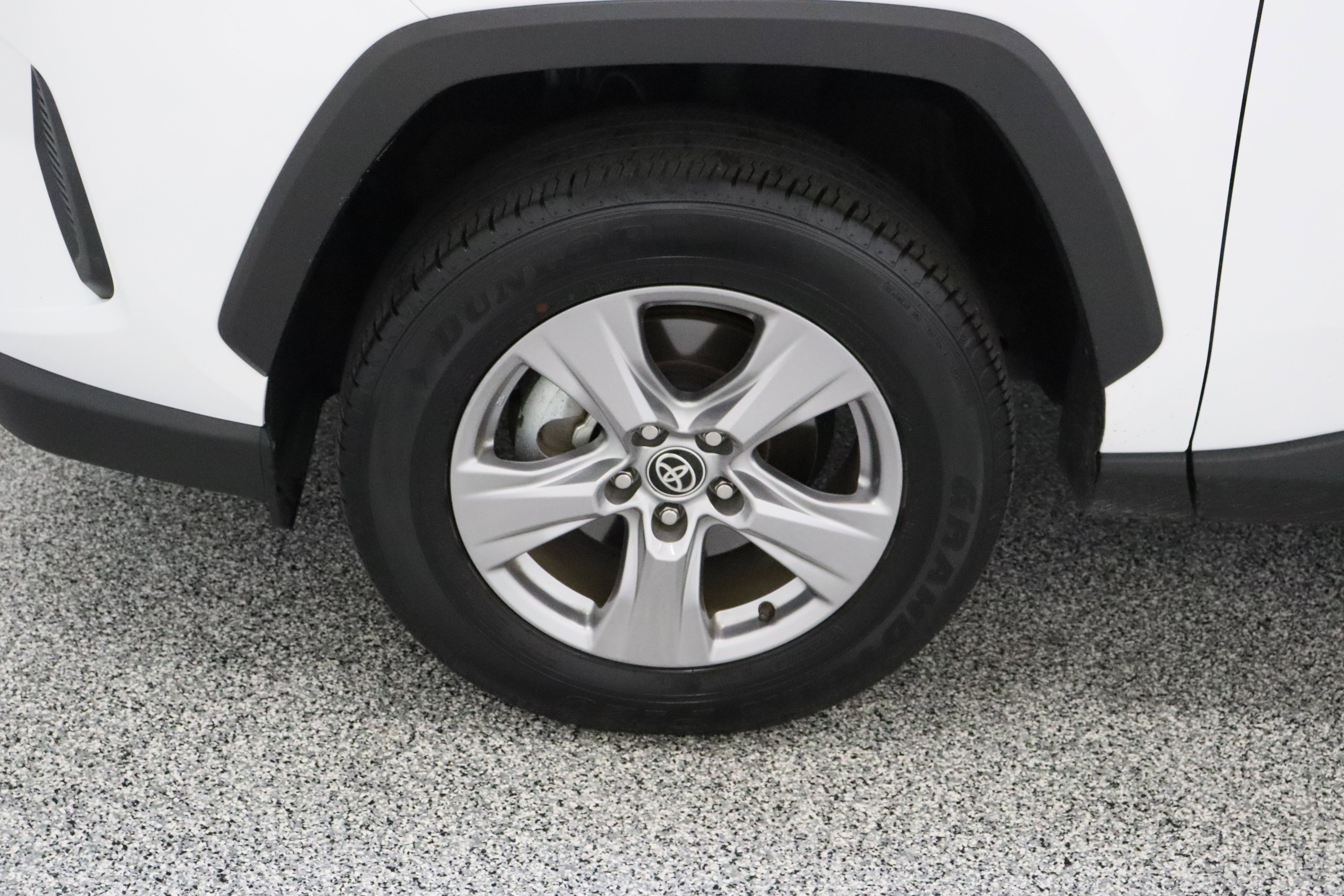Used 2025 Ice Cap Toyota XLE 2.5L image 11