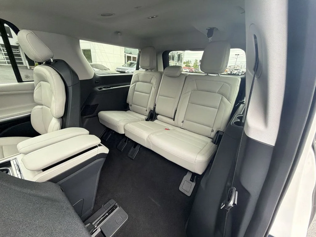 Used 2025 White Lincoln Reserve image 24