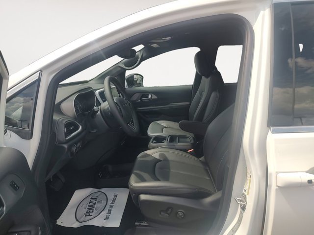 New 2027 Bright White Clear-Coat Exterior Paint Chrysler Select image 9