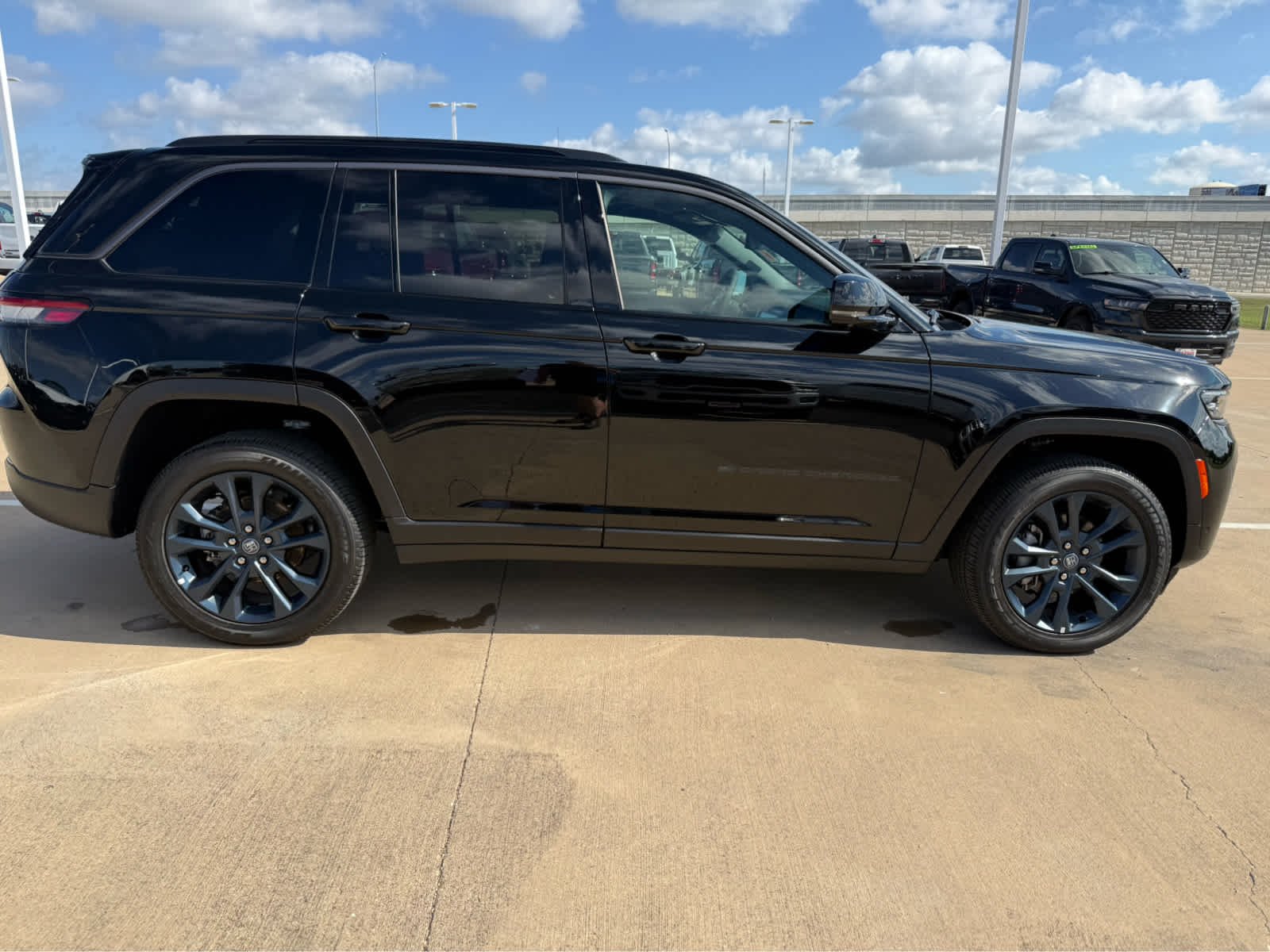 New 2026 Diamond Black Crystal Pearl-Coat Exterior Paint Jeep 85th Anniversary Edition image 5