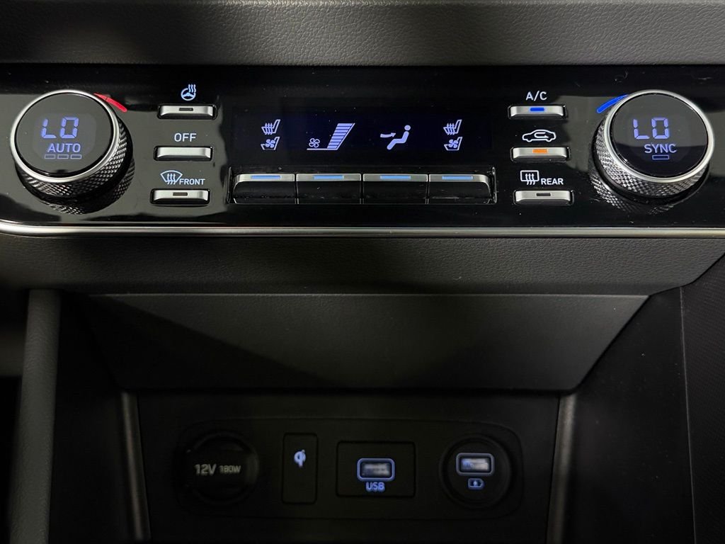 Used 2021 Quartz Hyundai Limited image 19