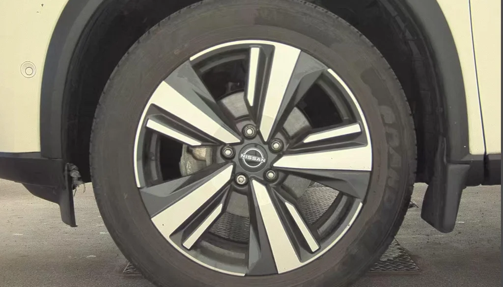 Used 2023 White Nissan Platinum image 11