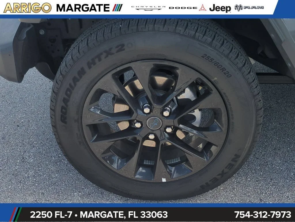 Used 2025 Granite Crystal Metallic Clearcoat Jeep Sahara image 12