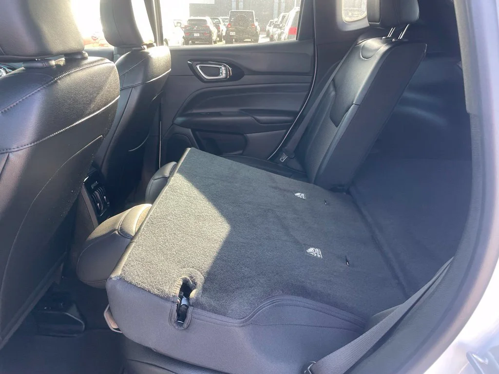 Used 2026 White Jeep Latitude image 18