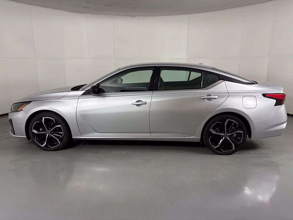 Used 2024 Silver Nissan 2.5 SR image 5