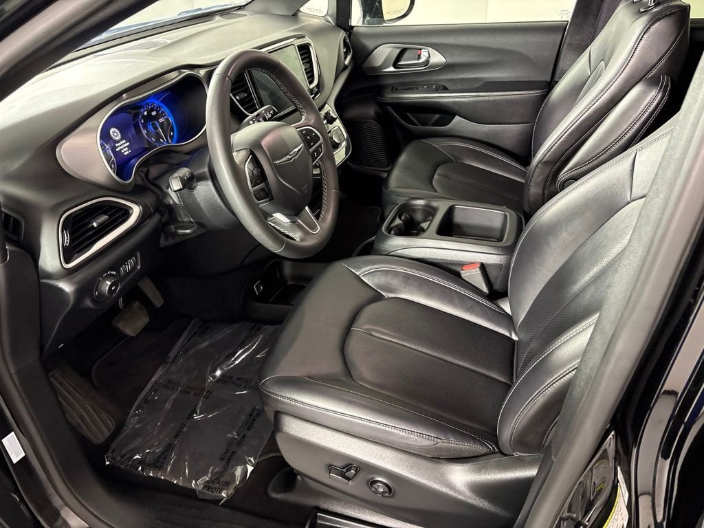 Used 2025 Black Chrysler Select image 28