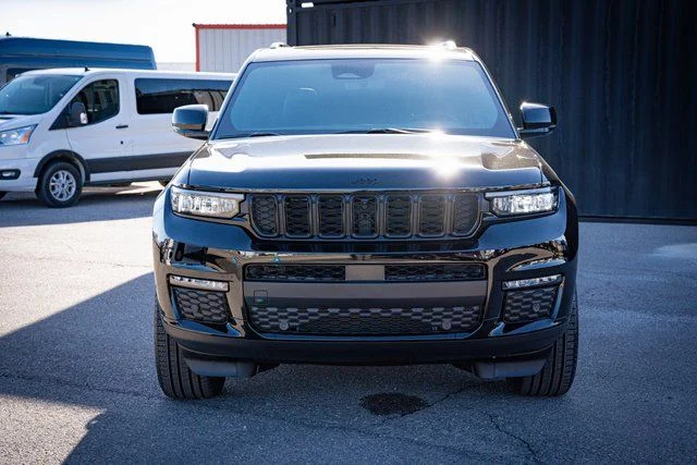 New 2025 Diamond Black Crystal Pearl-Coat Exterior Paint Jeep Limited image 3