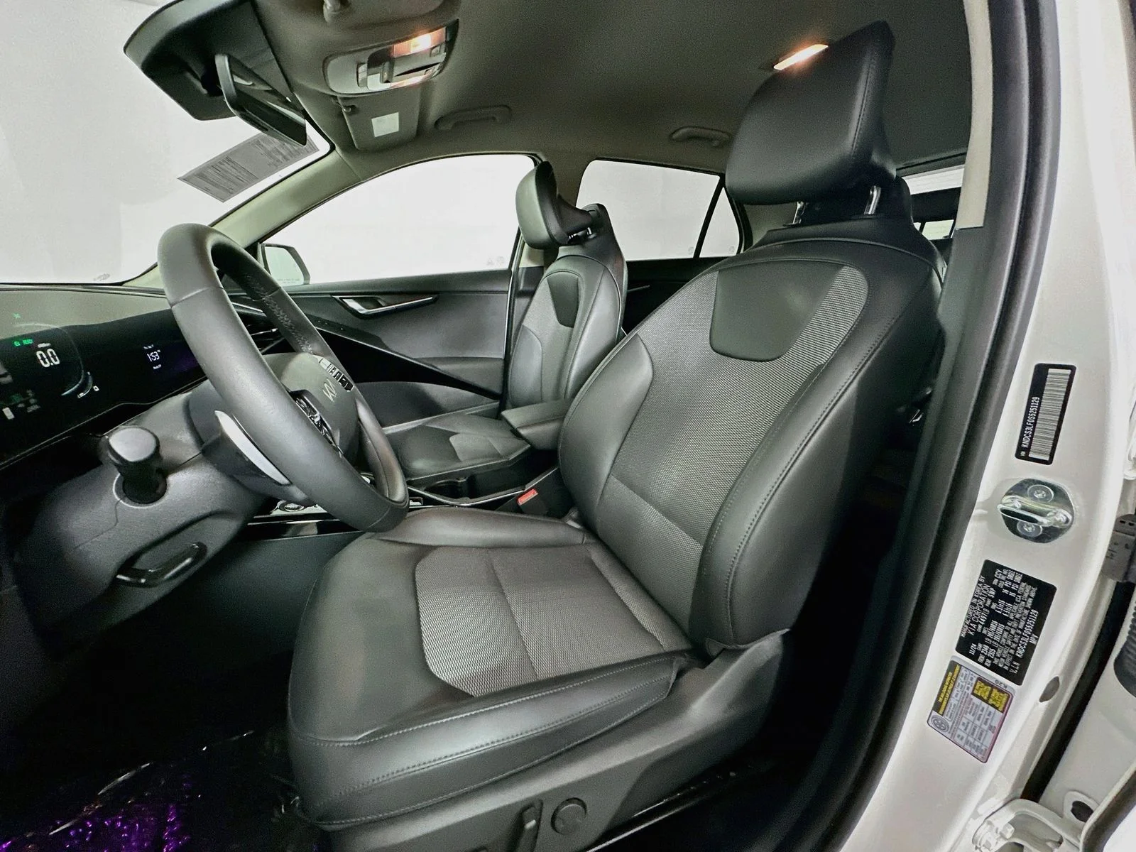 Used 2025 Snow White Pearl Kia EX image 21