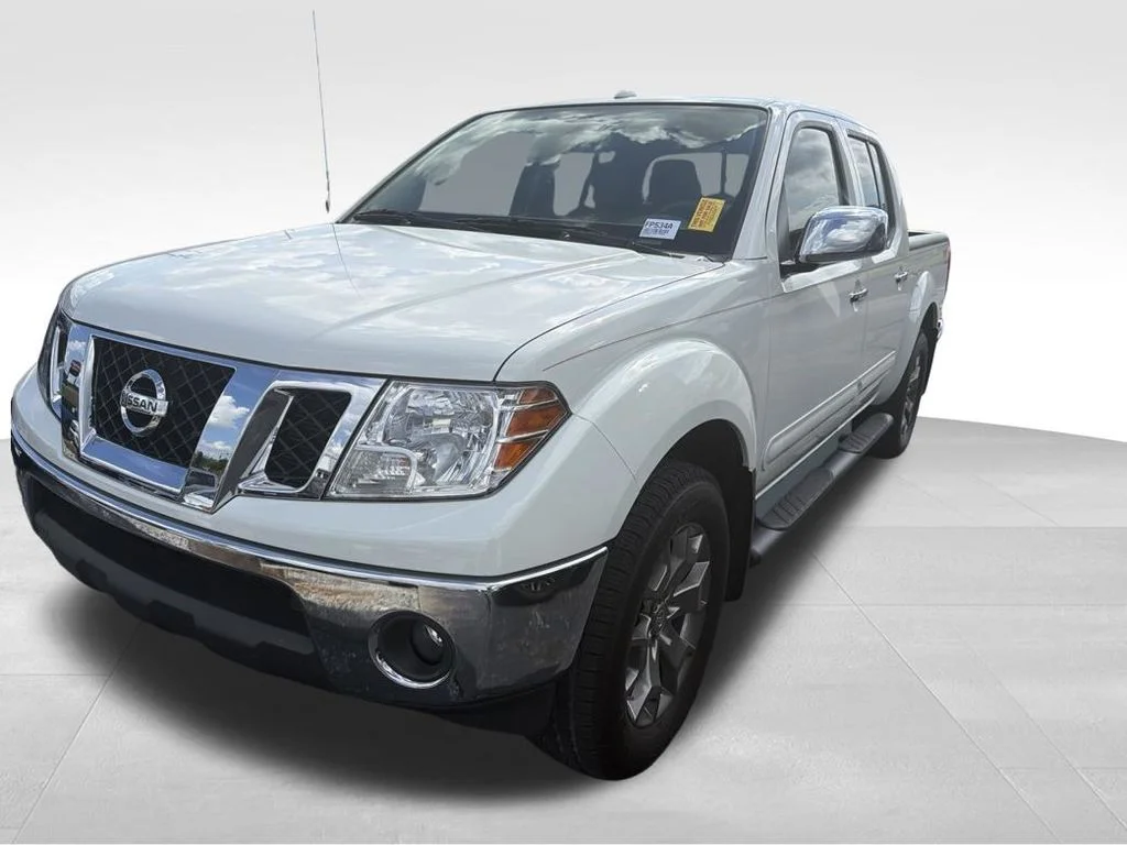 Used 2016 White Nissan SL image 2