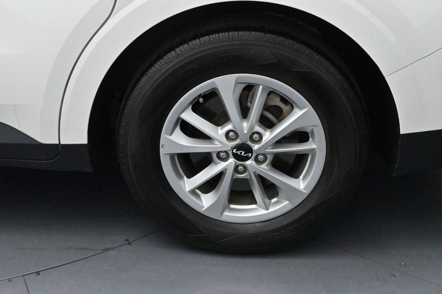 Used 2022 Snow White Pearl Kia LXS image 34