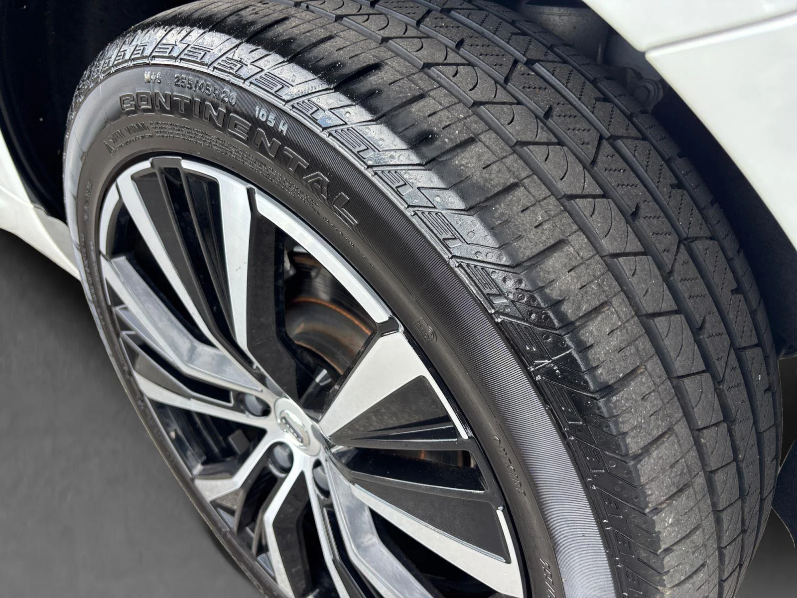 Used 2024 Crystal White Metallic Volvo Plus Dark Theme image 55