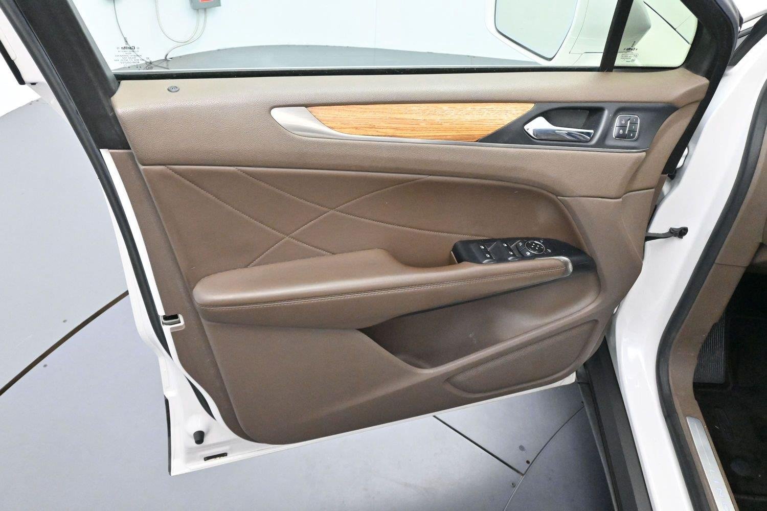 Used 2015 White Platinum Metallic Tri-Coat Lincoln FWD 4dr image 9