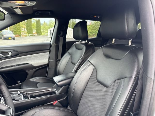 Used 2024 Bright White Clearcoat Jeep Latitude image 17