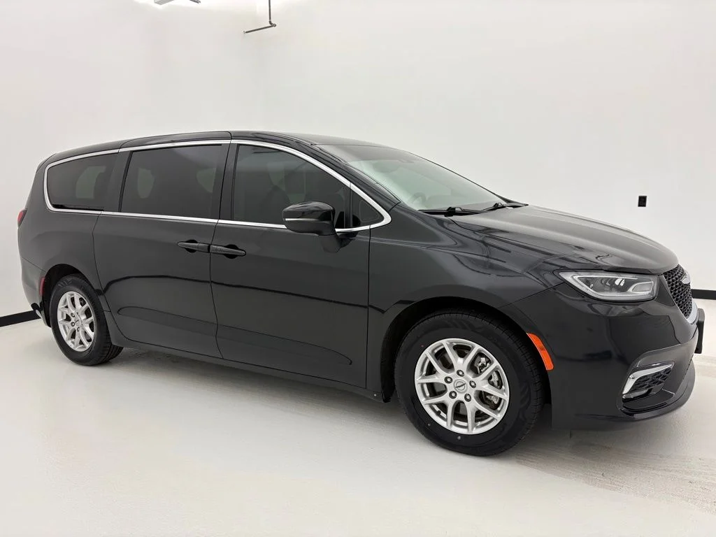 2023 Chrysler Pacifica Touring L's photo