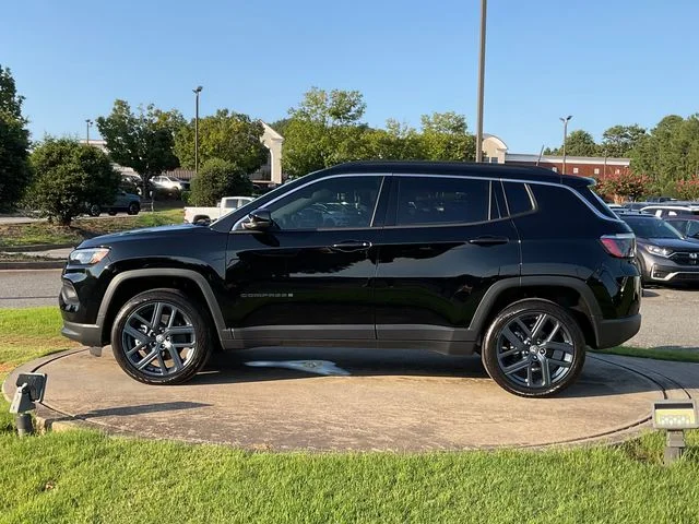 New 2026 Diamond Black Crystal Pearl-Coat Exterior Paint Jeep  image 4
