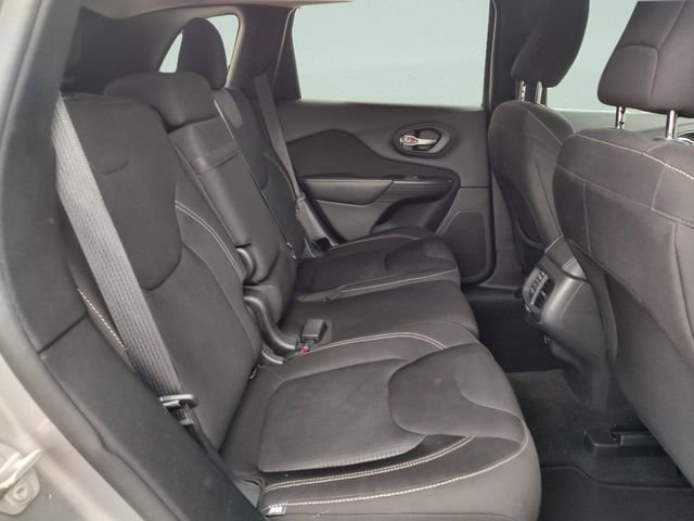 Used 2016 Silver Jeep Latitude image 29